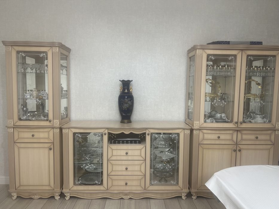 Продам гостиный сервант