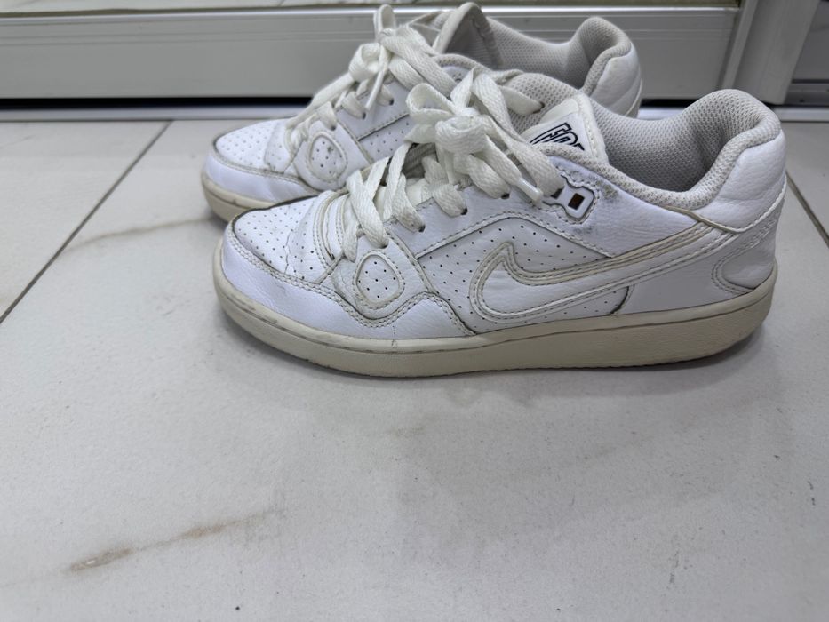 Отдам женские кроссовки Nike