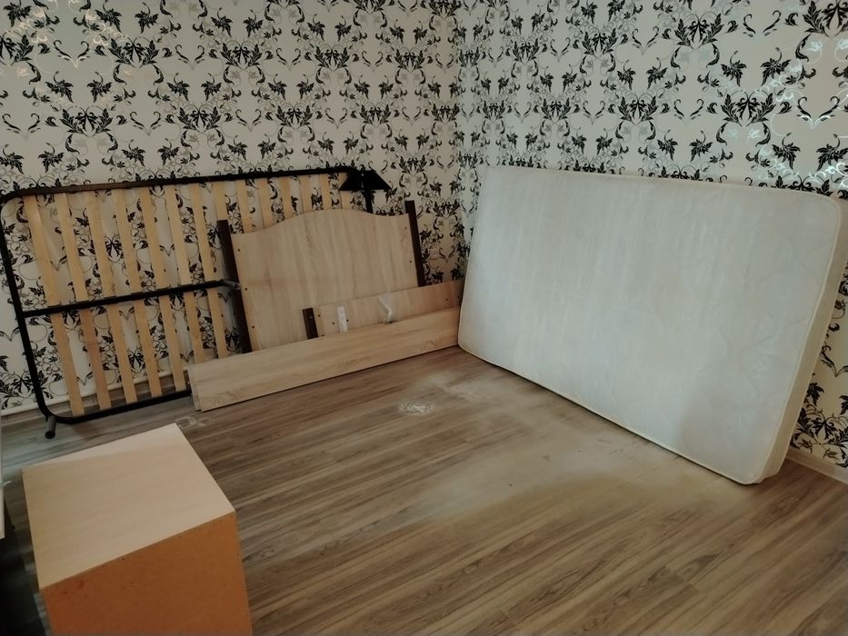 Продам кровать с матрасом.