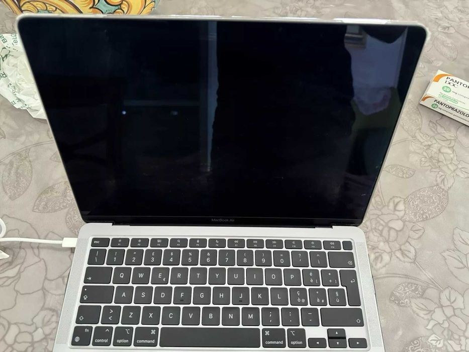 macbook air m1 13" 8GB RAM 256 SSD - с неработещ дисплей