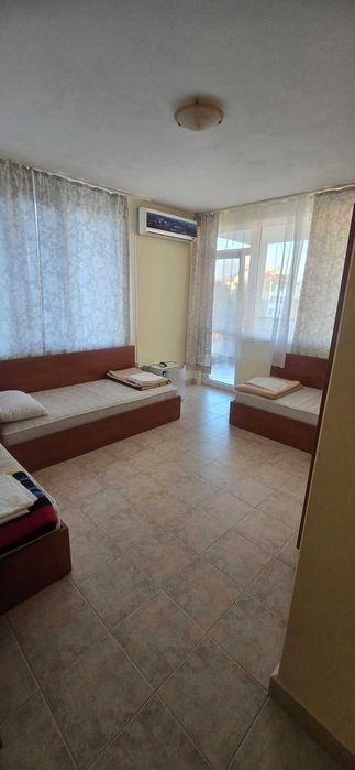 Продава триетажна къща-близнак в с. Равда