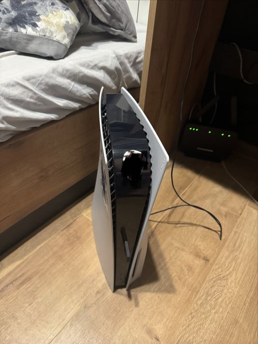 Playstation 5 с клавиатура лилав джйстик  2 игри