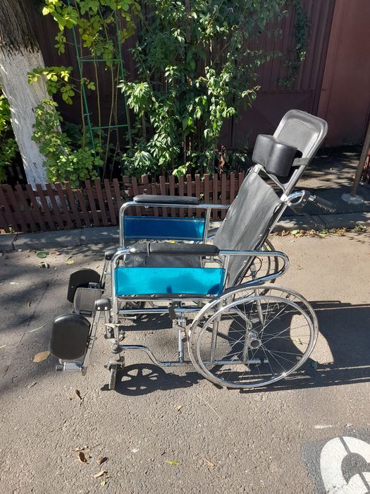 Vând scaun cu rotile pentru persoanele cu dizabilități