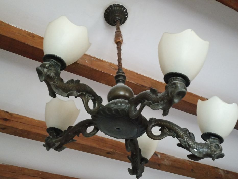 Продавам старинен полилей