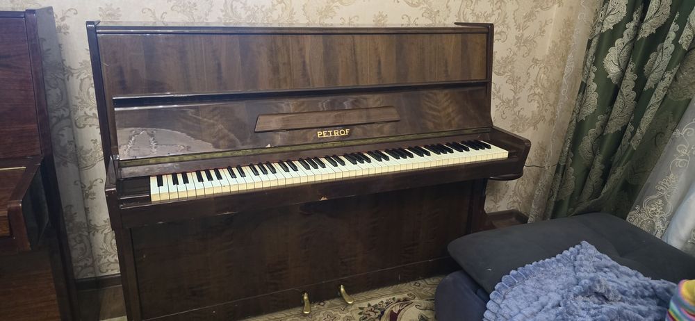 11 Pianino petrof