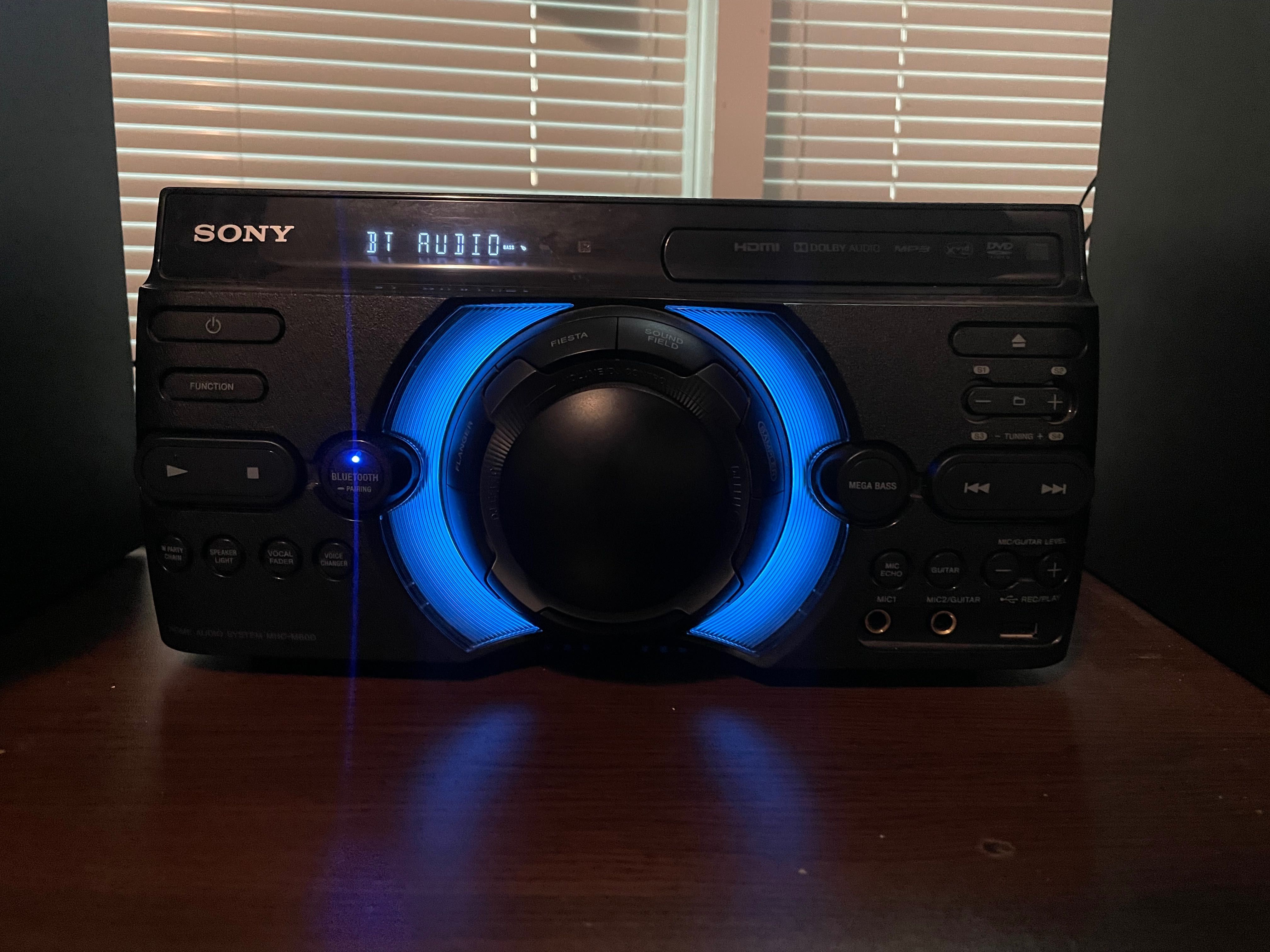 Продавам аудио система Sony MHC-60D.