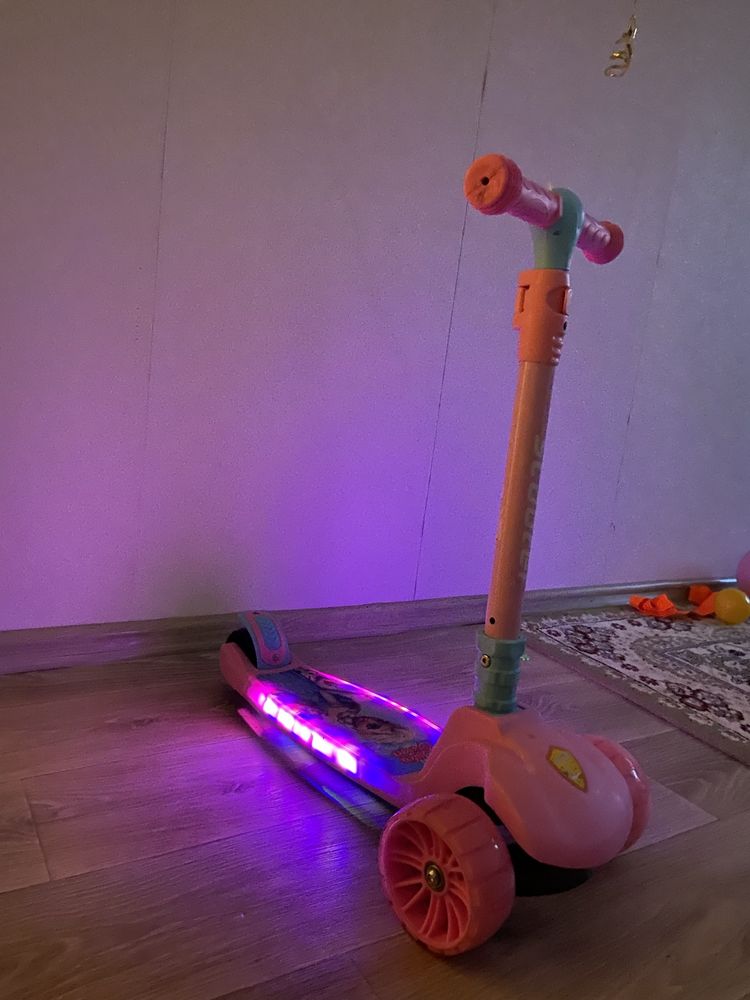 Детский самокат скутер с светомузыкой в отличном состоянии