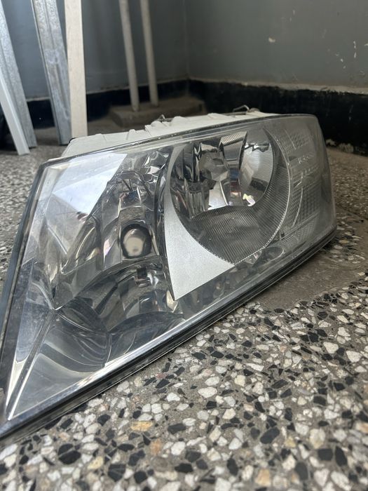 Преден ляв фар за Skoda