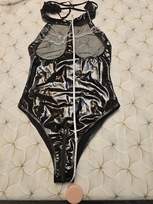 Body negru din latex pentru club.