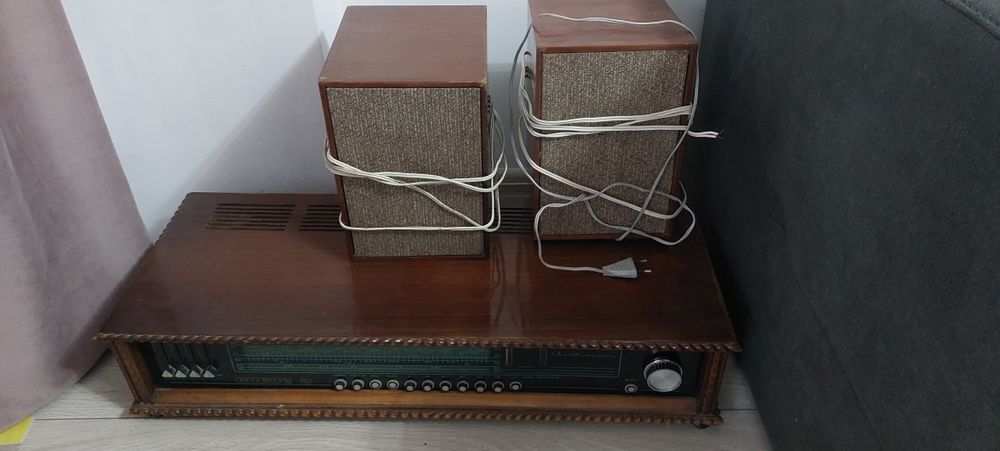 Radio antic de vânzare in start bună de funcționare
