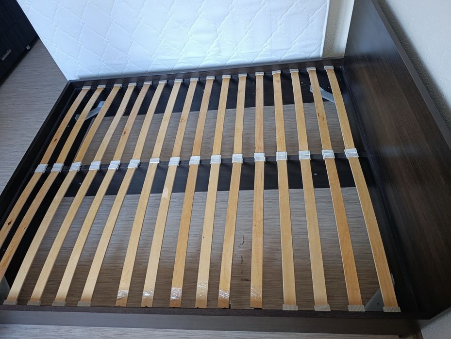Кровать без матраса