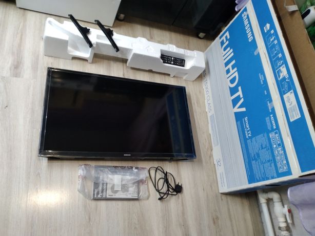 Смарт телевизор Samsung 81см 2022 года.