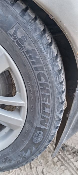 Продам резину Michelin 2балона