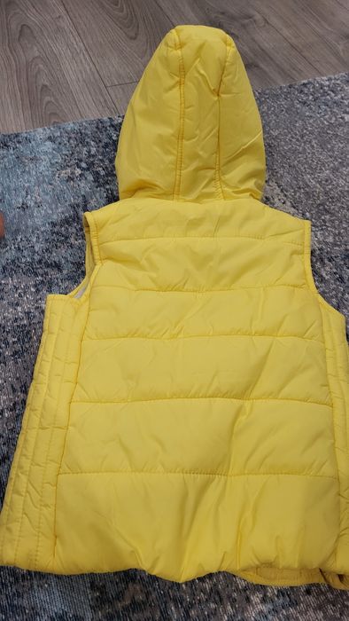 Продавам детско жълто елече LC Waikiki