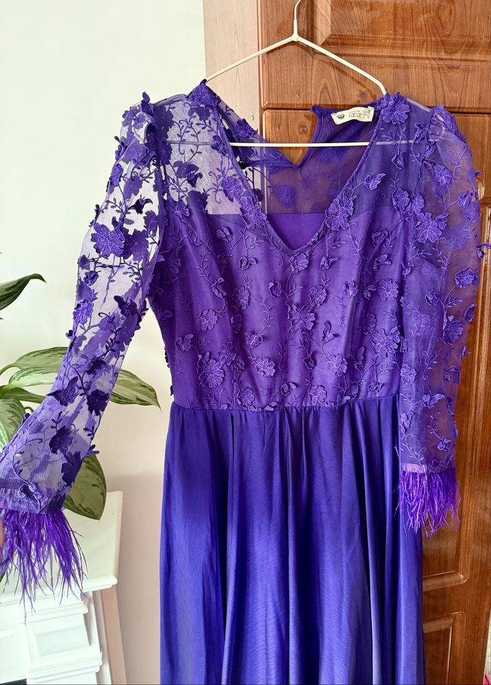 Rochie midi mov, cu dantela si puf