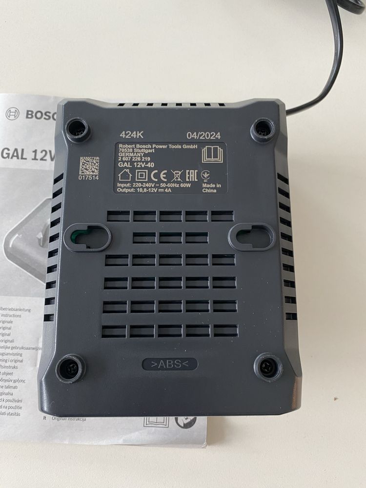 Батерия Bosch GBA 12V 3Ah, зарядно Bosch GAL 12V-40 и Bosch GAL 18V-40
