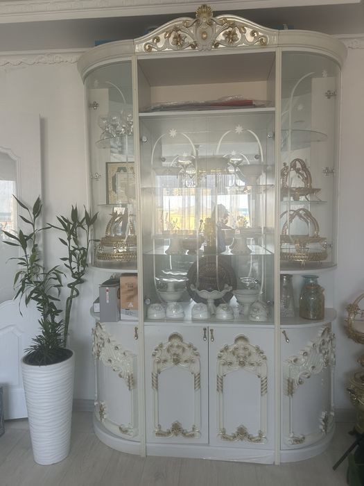 Продам сервант .