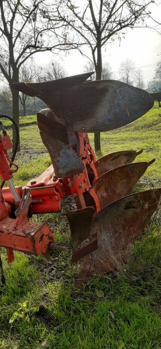 Plug reversibil cu 3 cormane