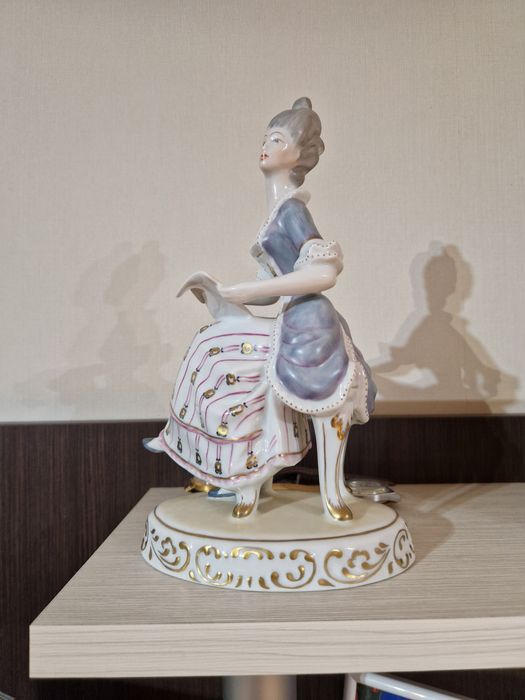 Прекрасна антикварна  унгарска порцеланова фигура Hollohaza