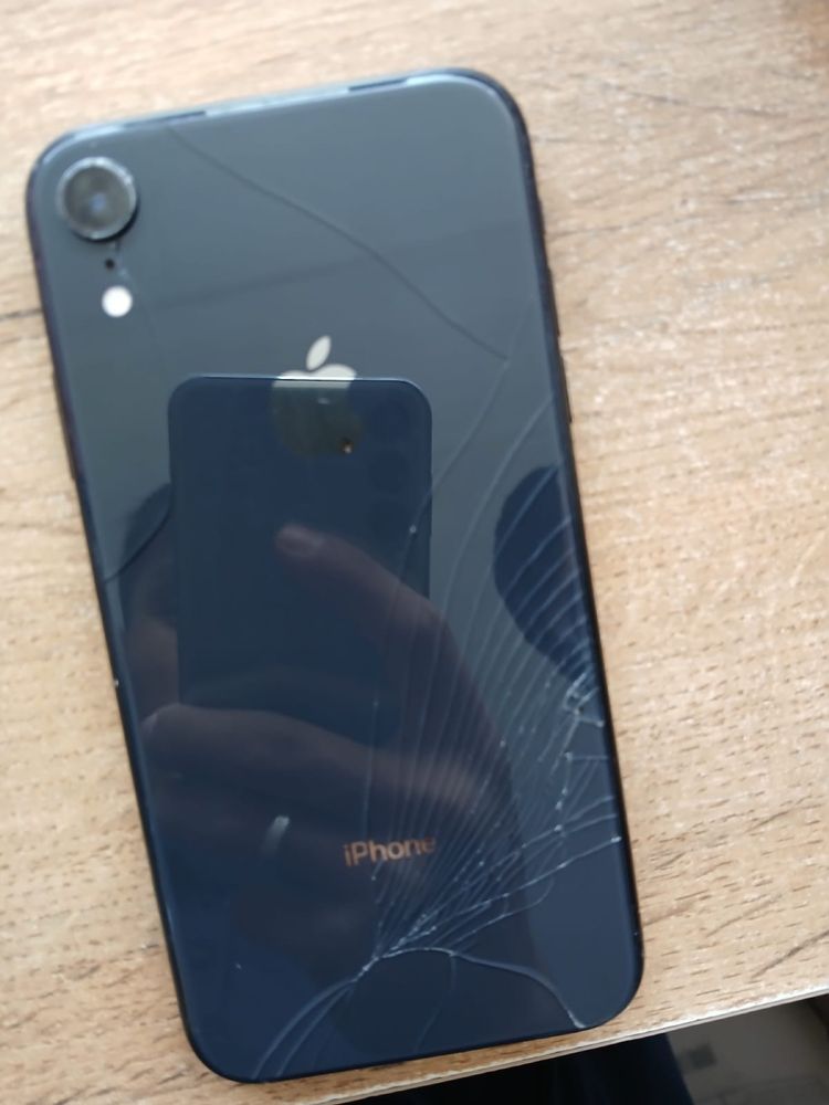 Iphone XR в цвете мокрый асфалть