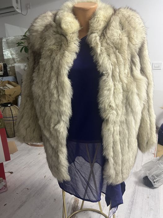 Haina blana foarte putin imbracata