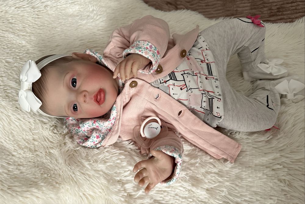 Fetita rebon papusa noua