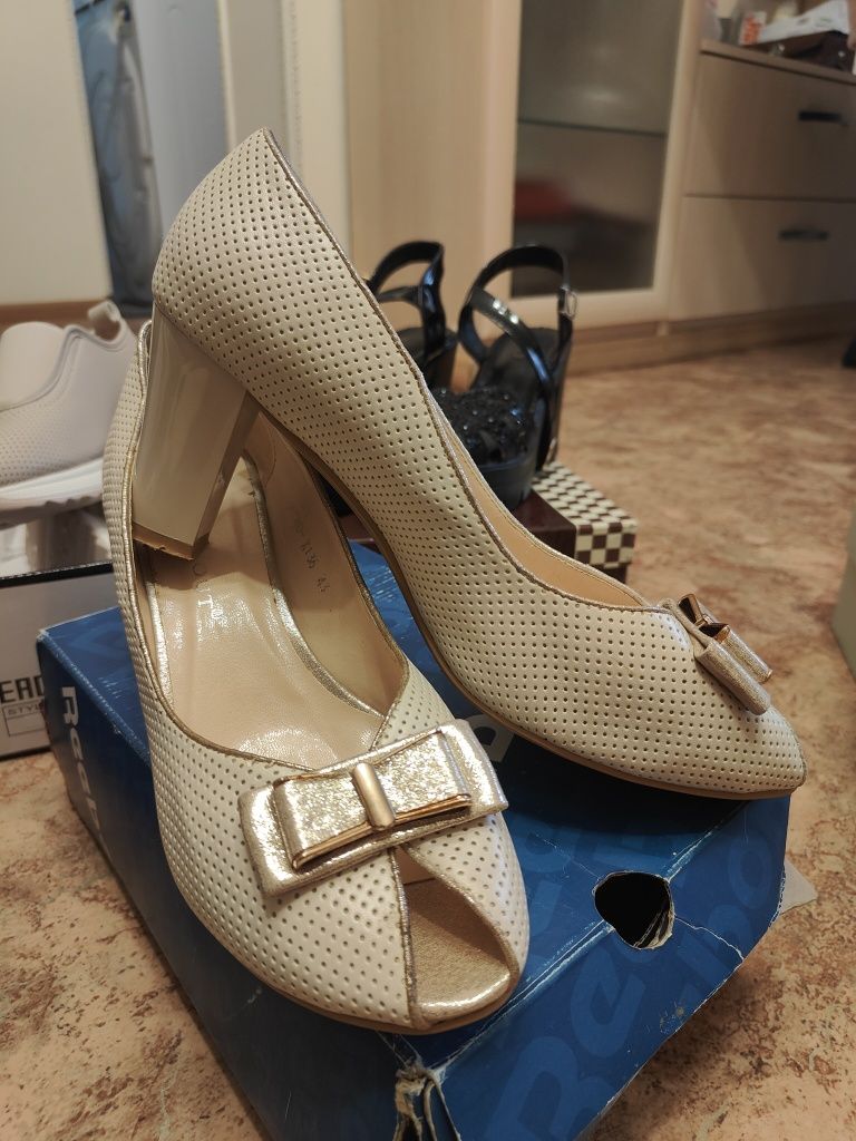 Продам летнюю обувь 40-42 размера.