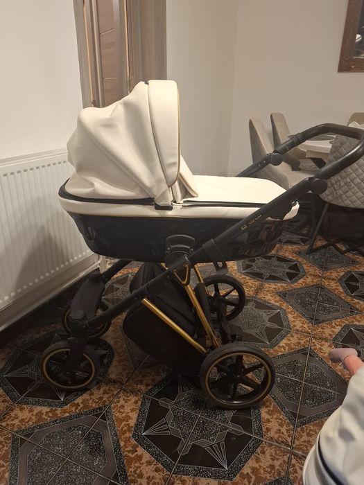 Vând cărucior ADAMEX 3 in 1 in stare foarte bună