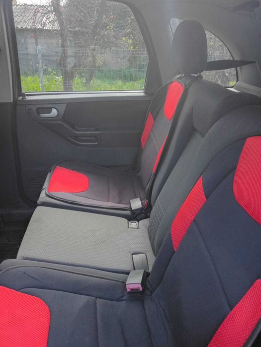 Vand autoturism Opel Meriva bine intretinut!