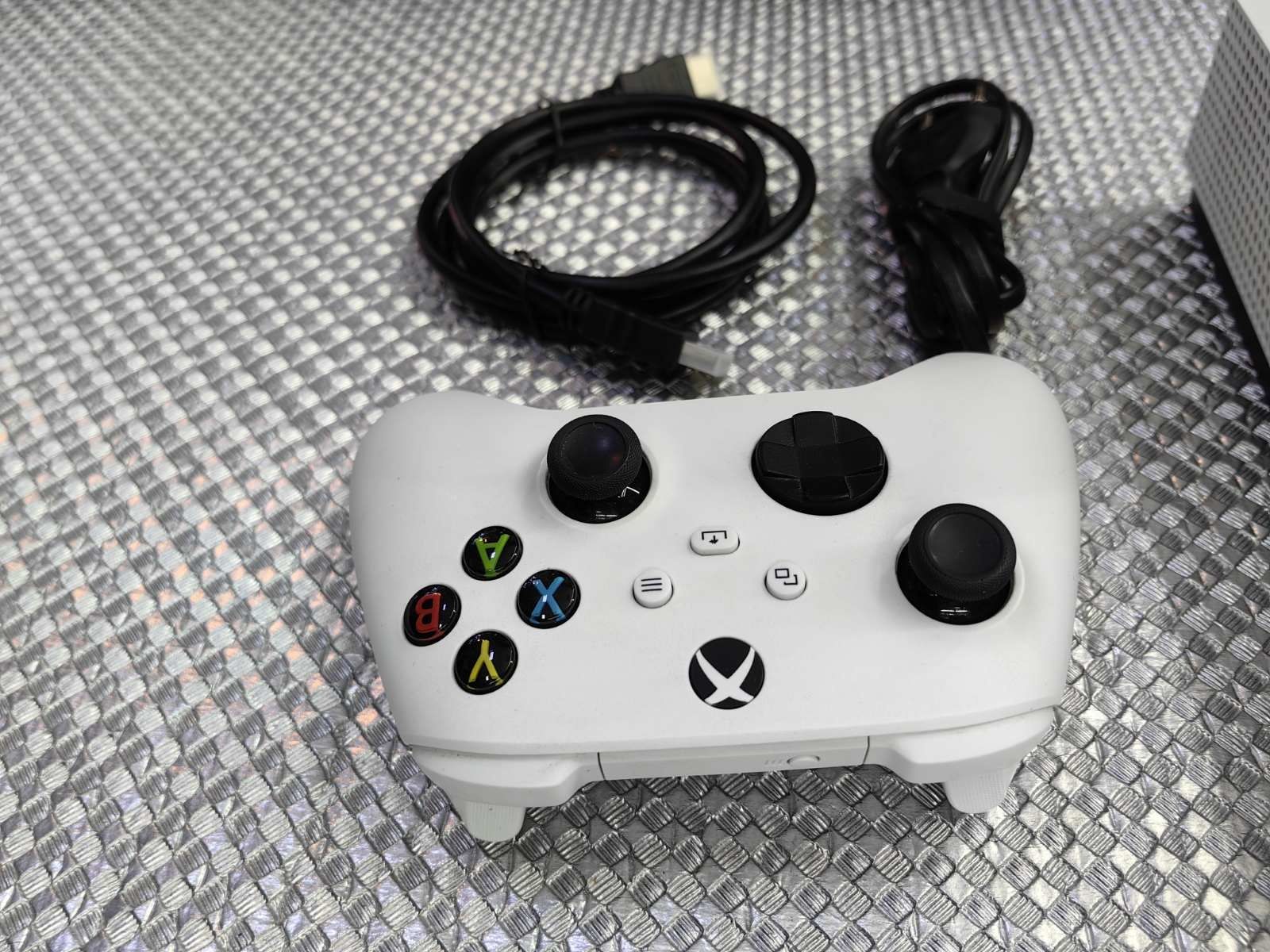 Xbox One S  с 1 TB,4 вградени игри,1 оригинал-400лв джойстик