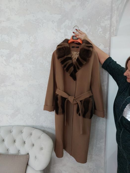 Зимнее пальто.50 размер.Воротник карманы из норки.Фирма LOPETA