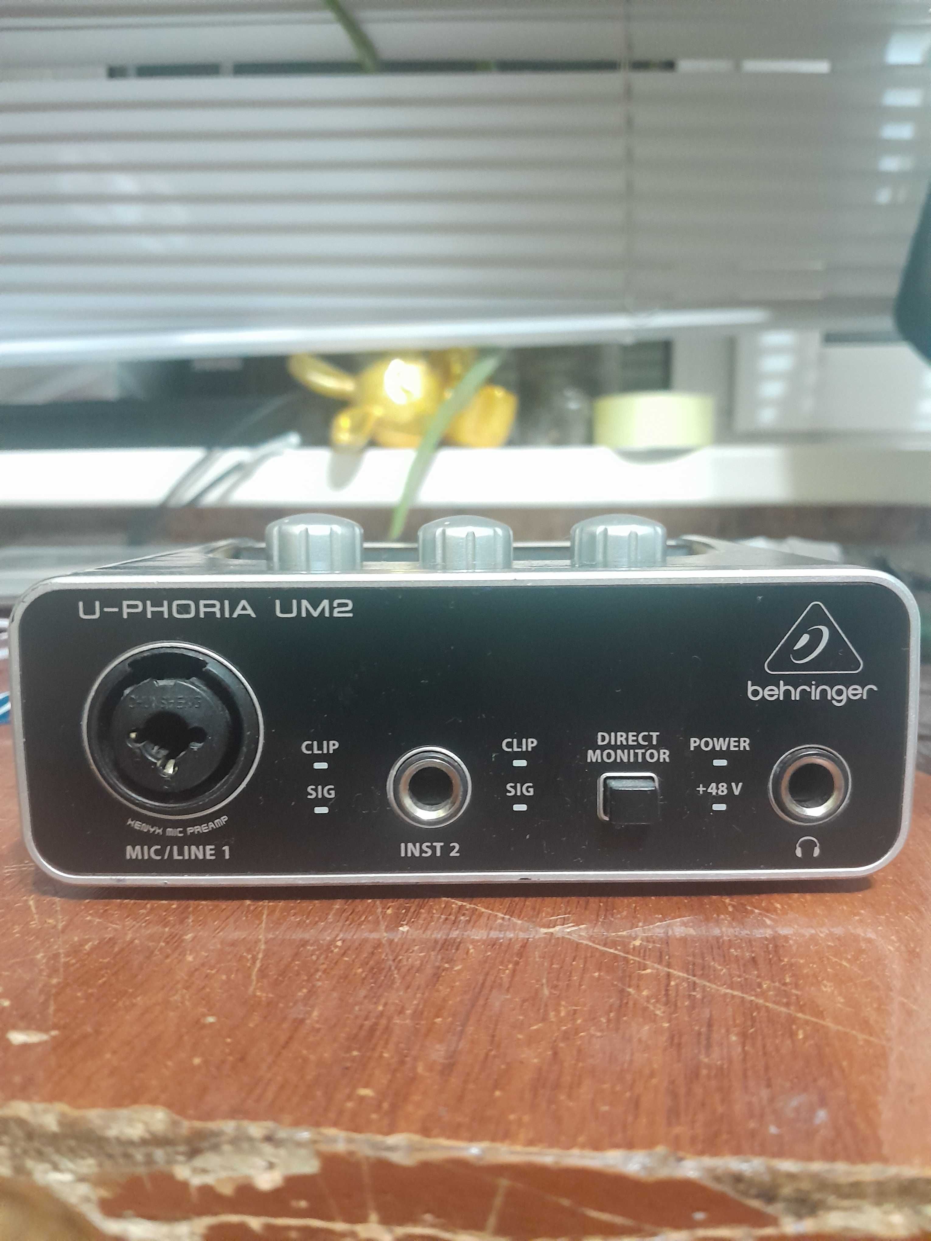 Звуковая карта BEHRINGER UM2