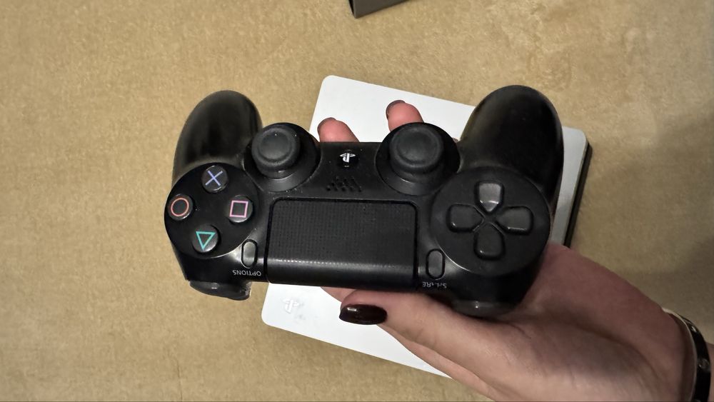 PS4 с джойстик и игри