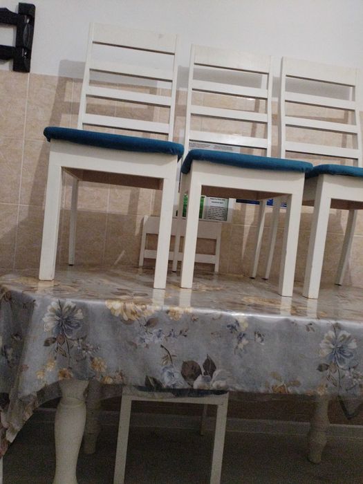 Стол со стульями