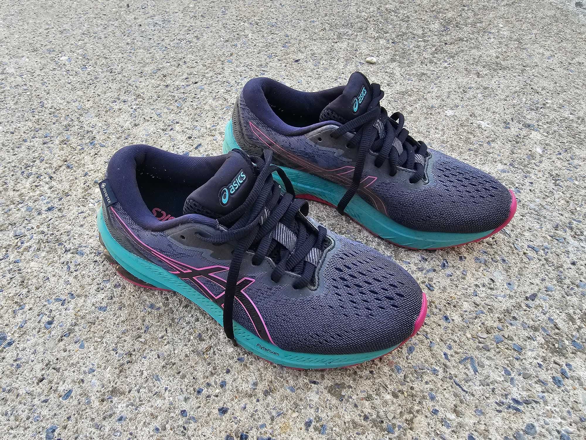 Маратонки ASICS Gore tex 37.номер. Перфектни.