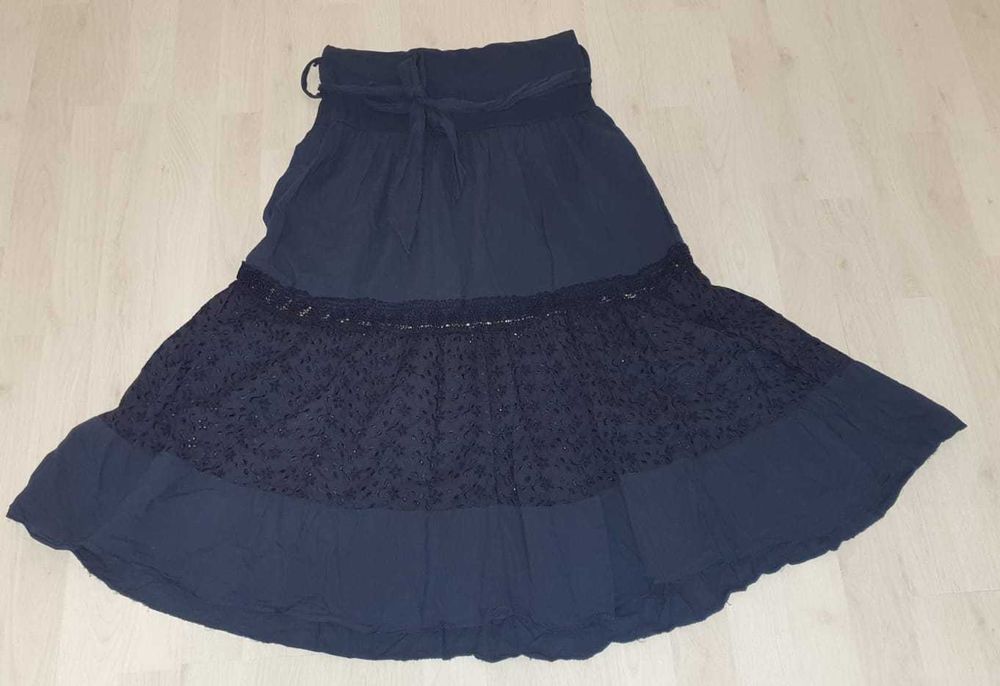 Fusta cu broderie englezeasca