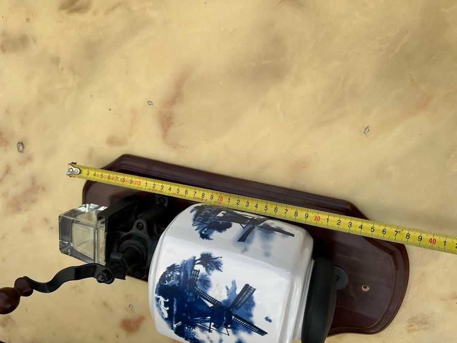 Rasnita Vintage cu manivela/ portelan de Colectie