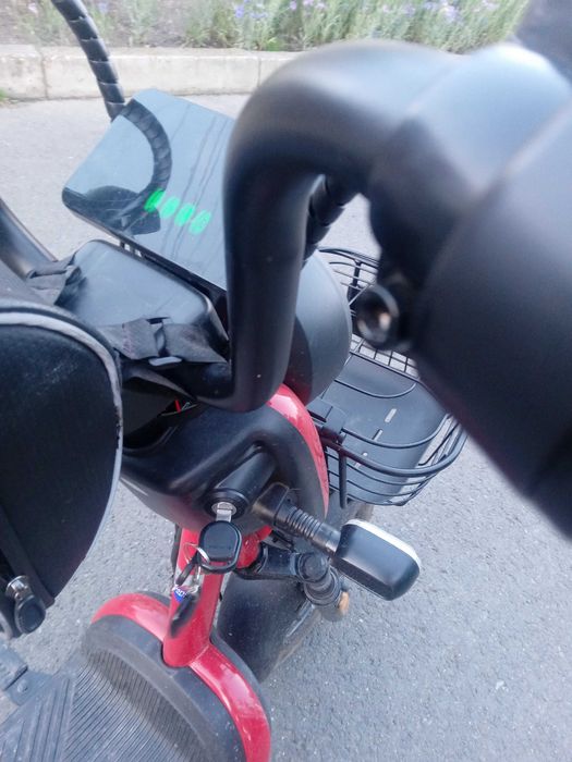 Moped electric rosu