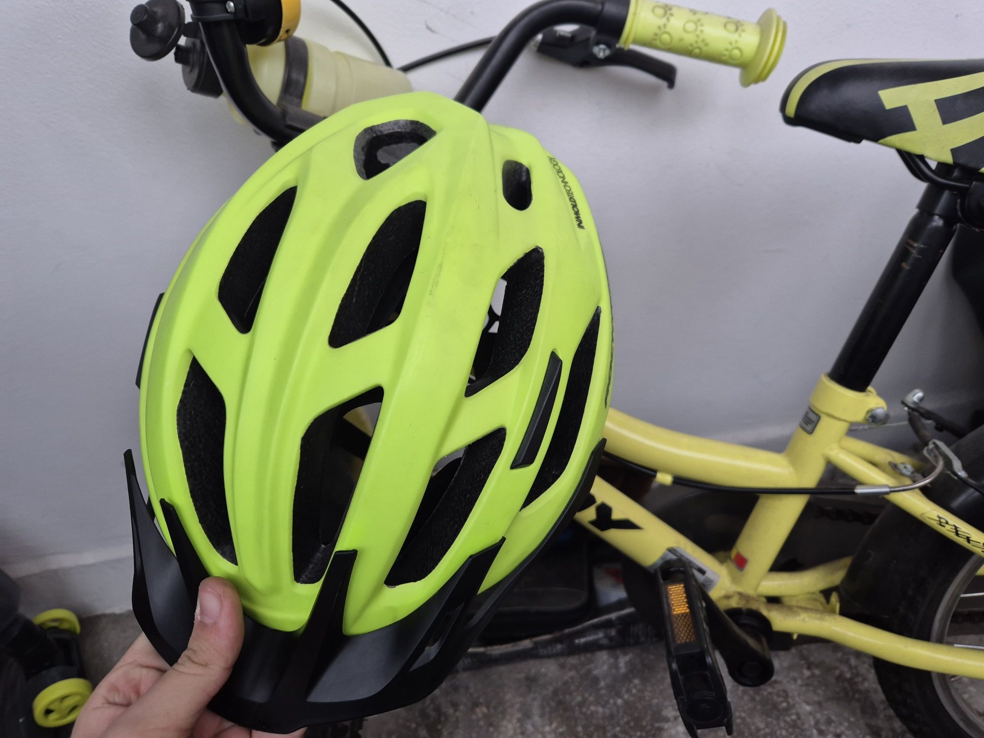 Pachet Bicicleta speedy ptr copii, roti ajutatoare , casca asortata