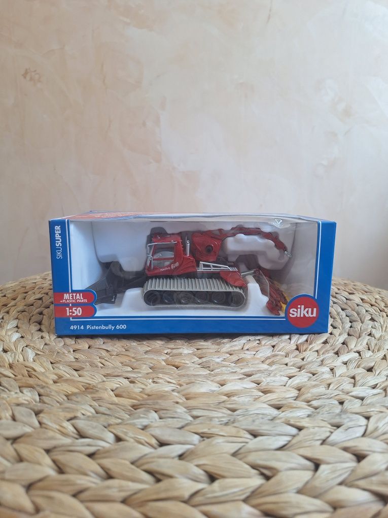Играчка снегоутъпкваща машина Pistenbully 600 от серията Siku Super.