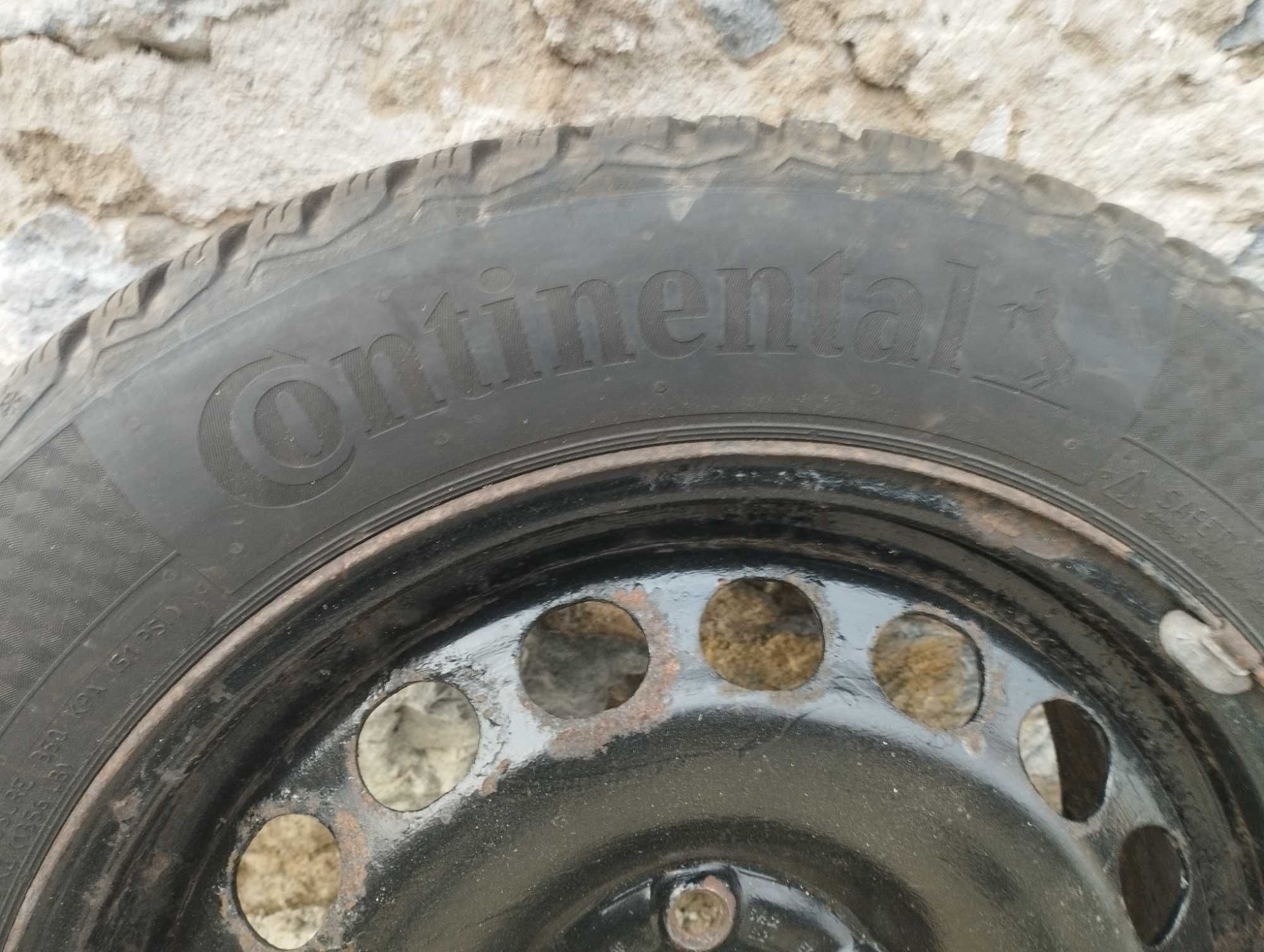 Зимни гуми 205 55 16 Continental -2бр. 23/22 и Nokian-2бр. 26/21