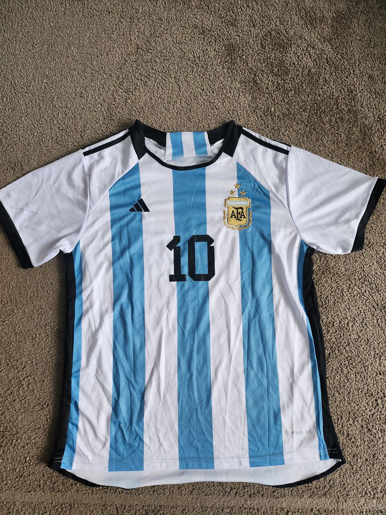 Продавам спортни екипи Nike , Adidas