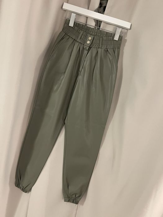 Зелен кожен панталон с ластик