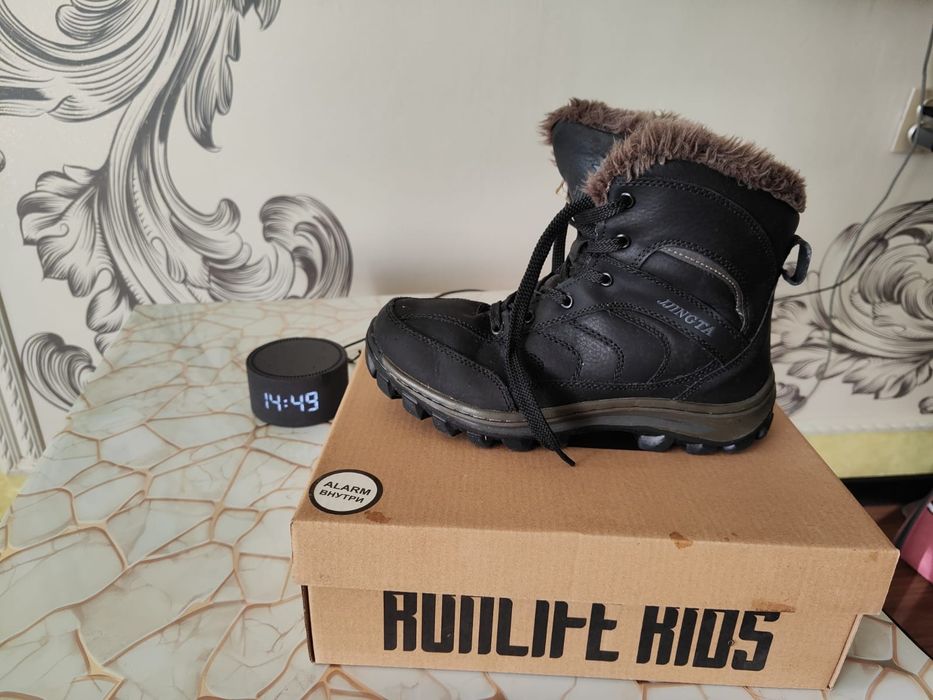 Продам зимнюю обувь на мальчика