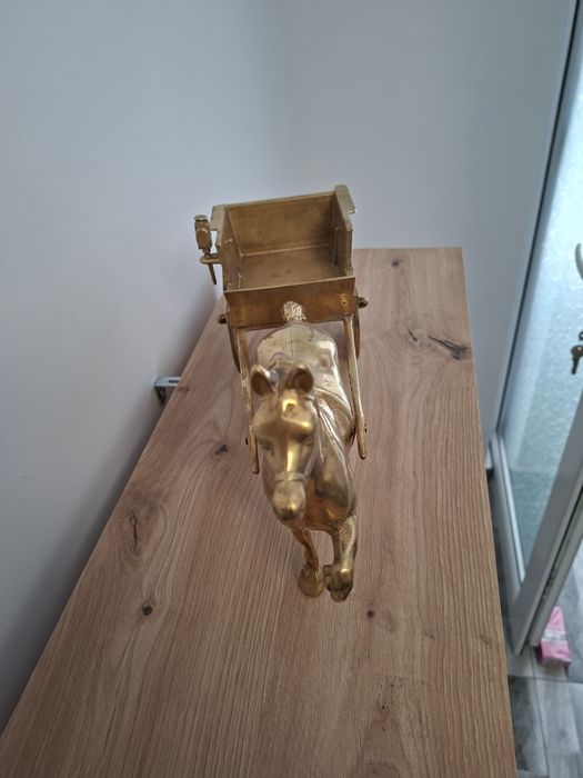 Vând căruță cu cal din bronz