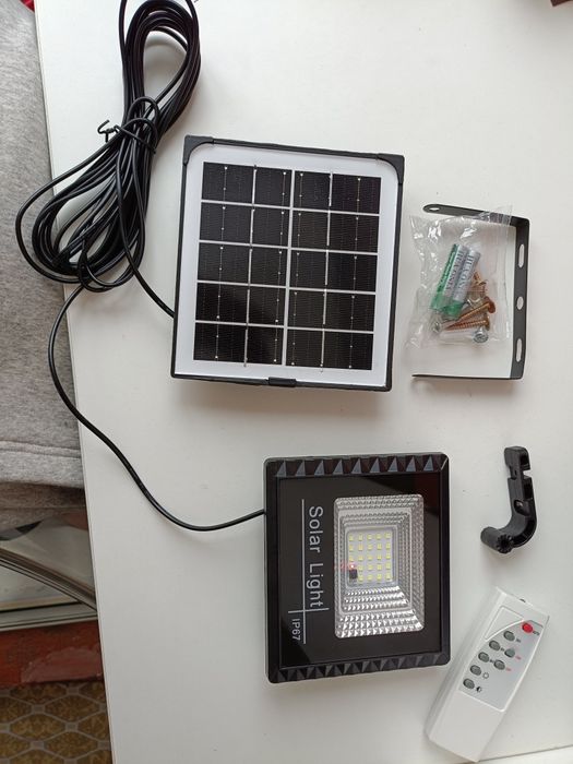 Фонарь на солнечной батарее с пультом управления.