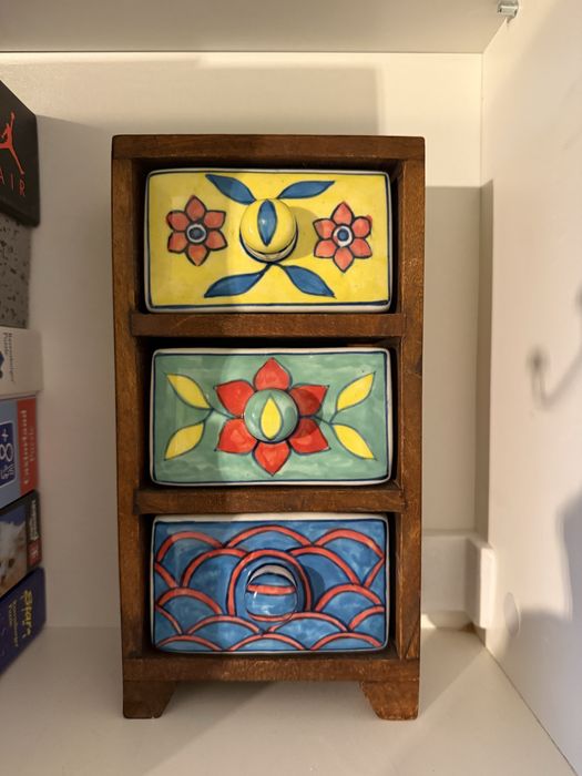 шкаф за бижута/етажерка/jewelry stand