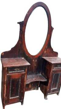 Mobilier vechi din lemn sculptat prevăzut cu o oglindă