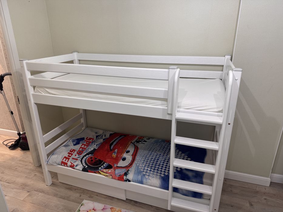 двухъярусную кровать. Почти не использовали