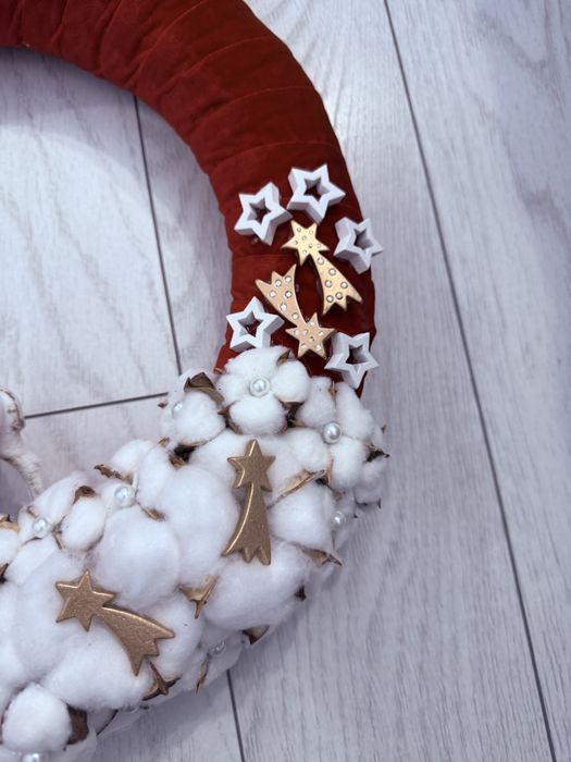 Coronita decorativa de Craciun cu catifea rosu cu alb, bumba. Handmade